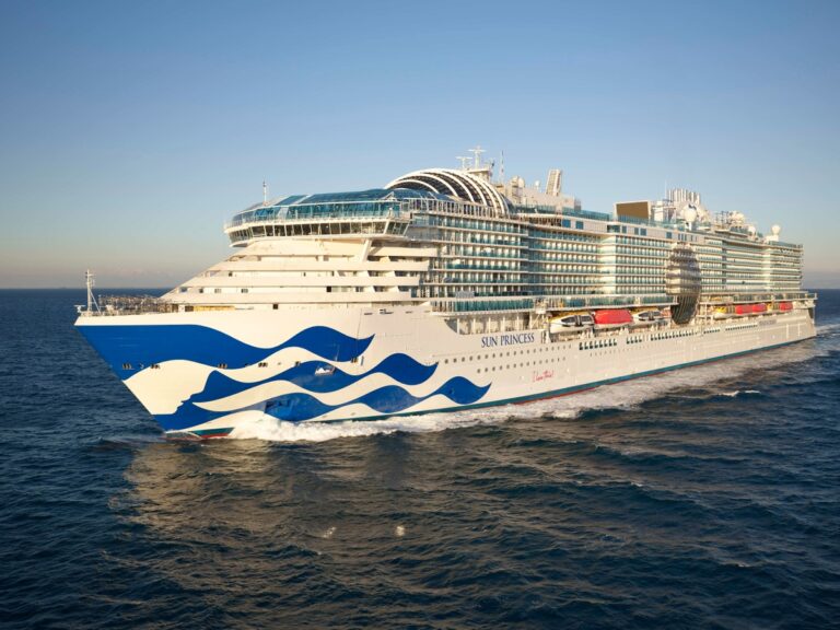 Face du nouveau navire de classe Sun Princess Sphere en navigation lors des essais en mer