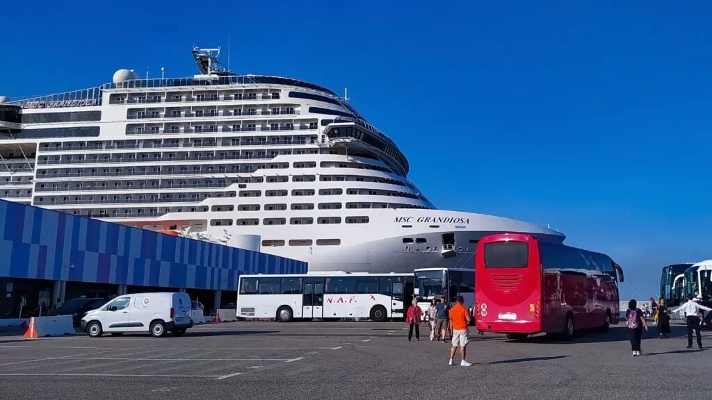 MSC Grandiosa amarré au port de Marseille en France